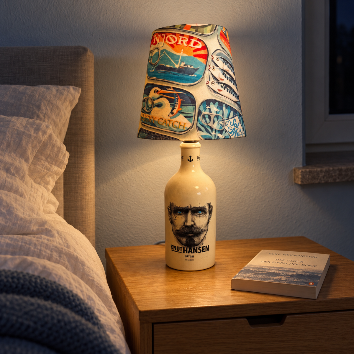 Knut Hansen Flaschenlampe eingeschaltet auf einem Nachttisch in einem norddeutschen Zuhause