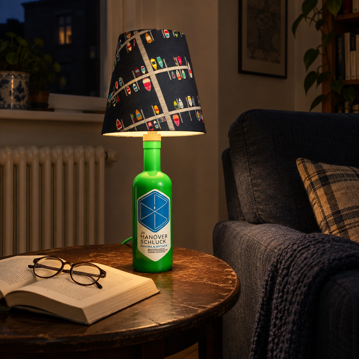 Grüne Manöverschluck Flaschenlampe eingeschaltet neben einem Lesesessel bei Nacht