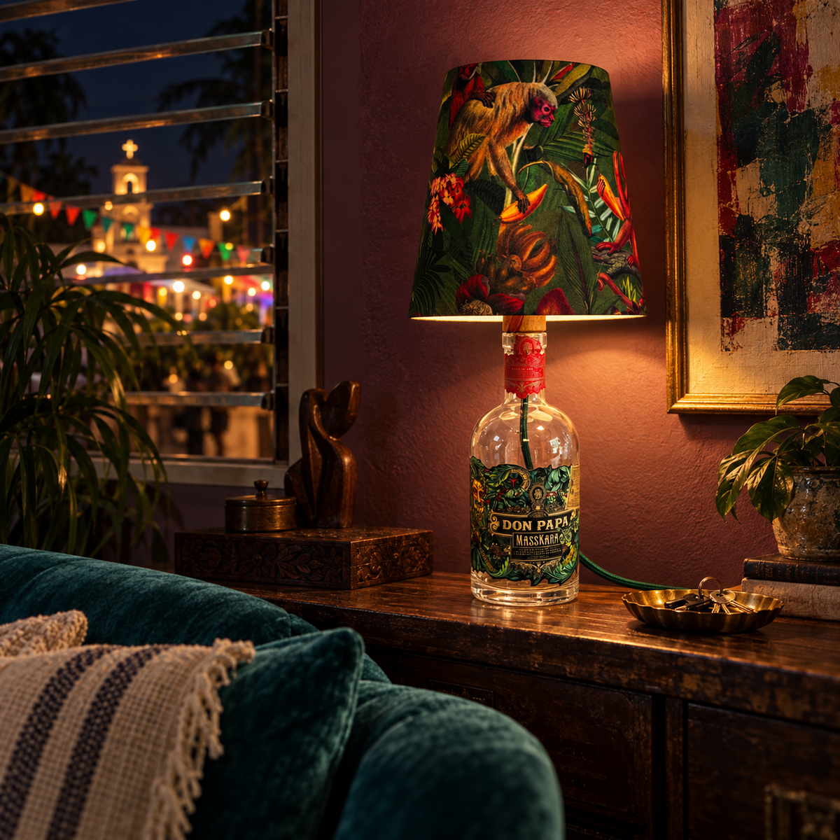 Don Papa Masskara Flaschenlampe eingeschaltet in einem Künstlersalon mit Festlichtern bei Nacht