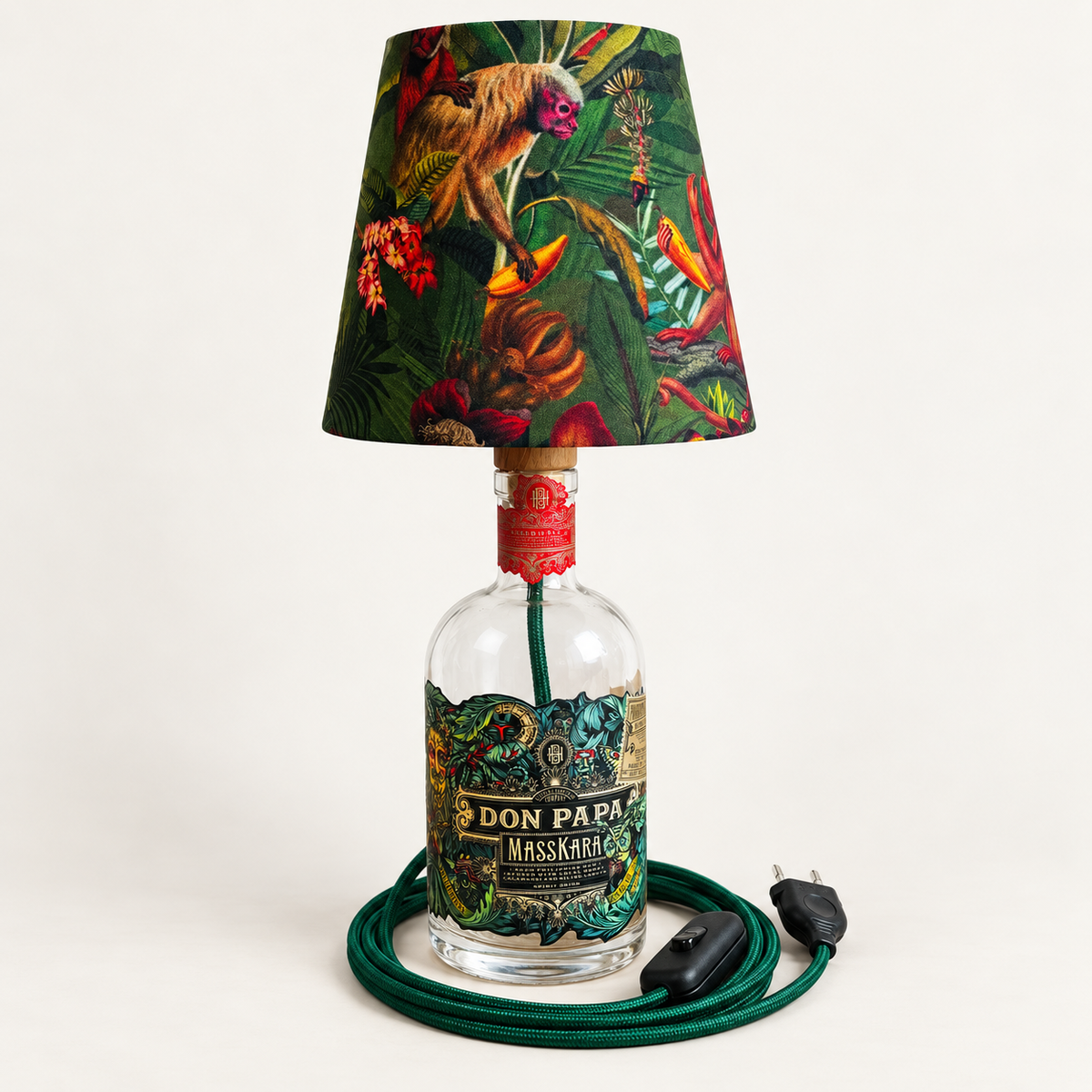 Don Papa Masskara Flaschenlampe Größe S mit grünem Dschungelschirm und grünem Textilkabel, Studioaufnahme