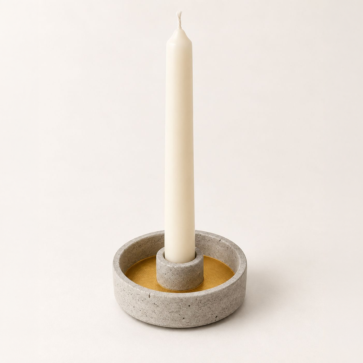 Runder Beton-Kerzenständer Gold mit Stabkerze