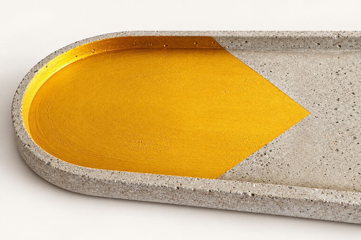 Beton-Untersetzer Oval XL – Goldspitze Detail von Oberfläche und Rand