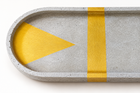 Beton-Untersetzer Oval XL – Golddreieck mit Querstreifen Detail von Oberfläche und Rand
