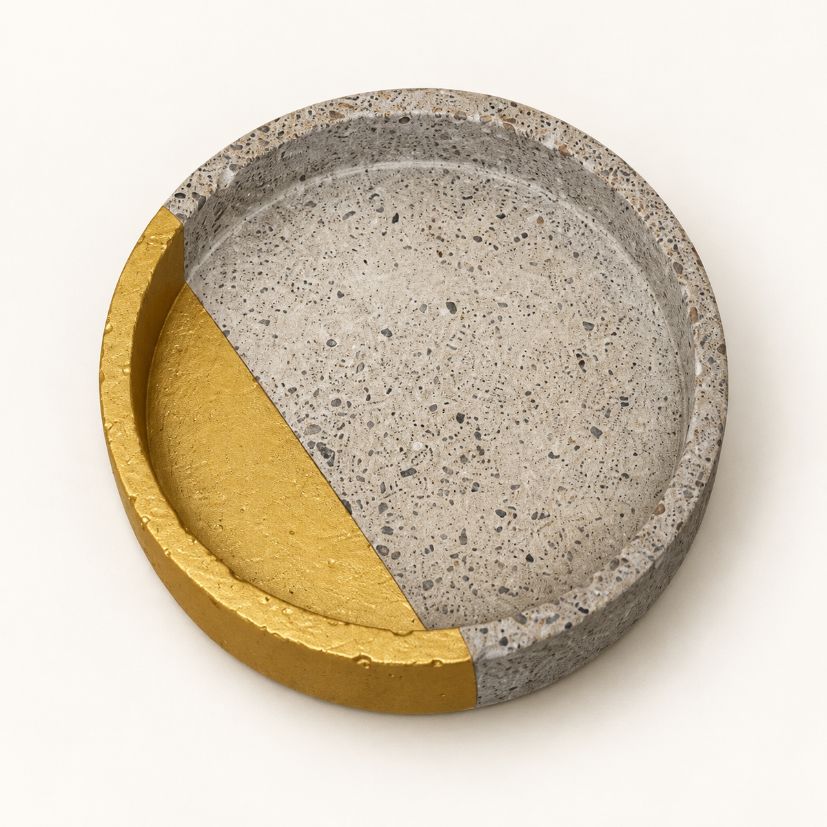 Round concrete coaster, Ø 8 cm, design 4 – studio view