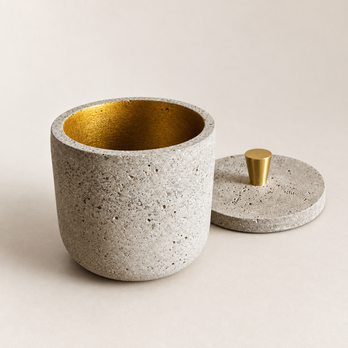 Glattes Betontöpfchen mit goldfarbener Innenseite und optionalem Deckel
