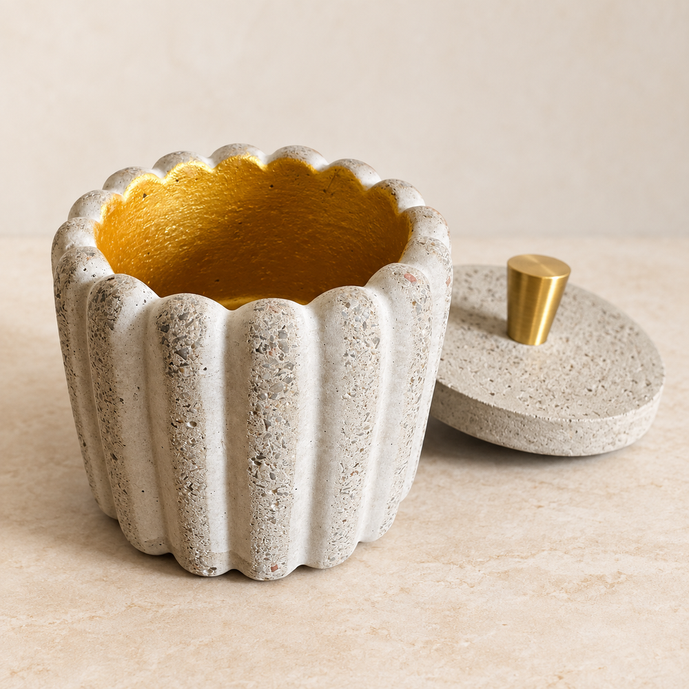 Betontöpfchen mit goldfarbener Innenseite und Deckel