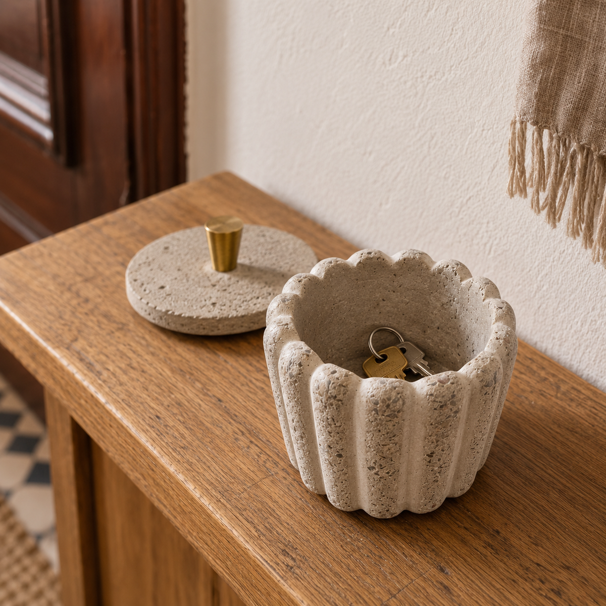 Betontöpfchen Natur als Schlüsselablage im Wiener Altbau