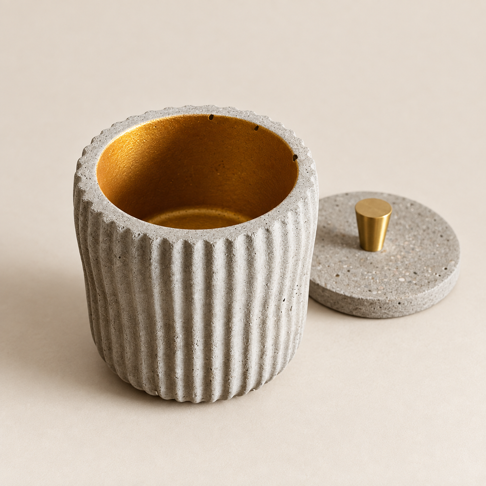 Gerilltes Betontöpfchen mit goldfarbener Innenseite und optionalem Deckel