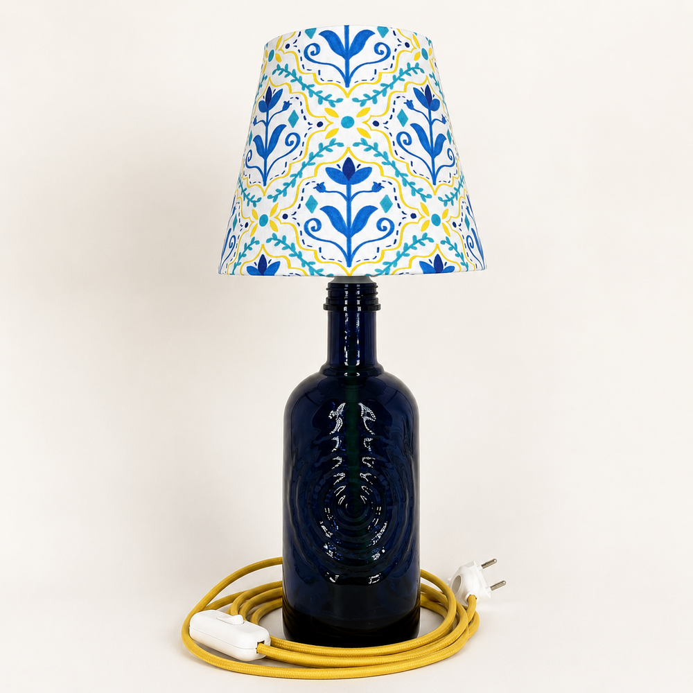 Flaschenlampe Absolut Voices mit blau-gelb gemustertem Lampenschirm