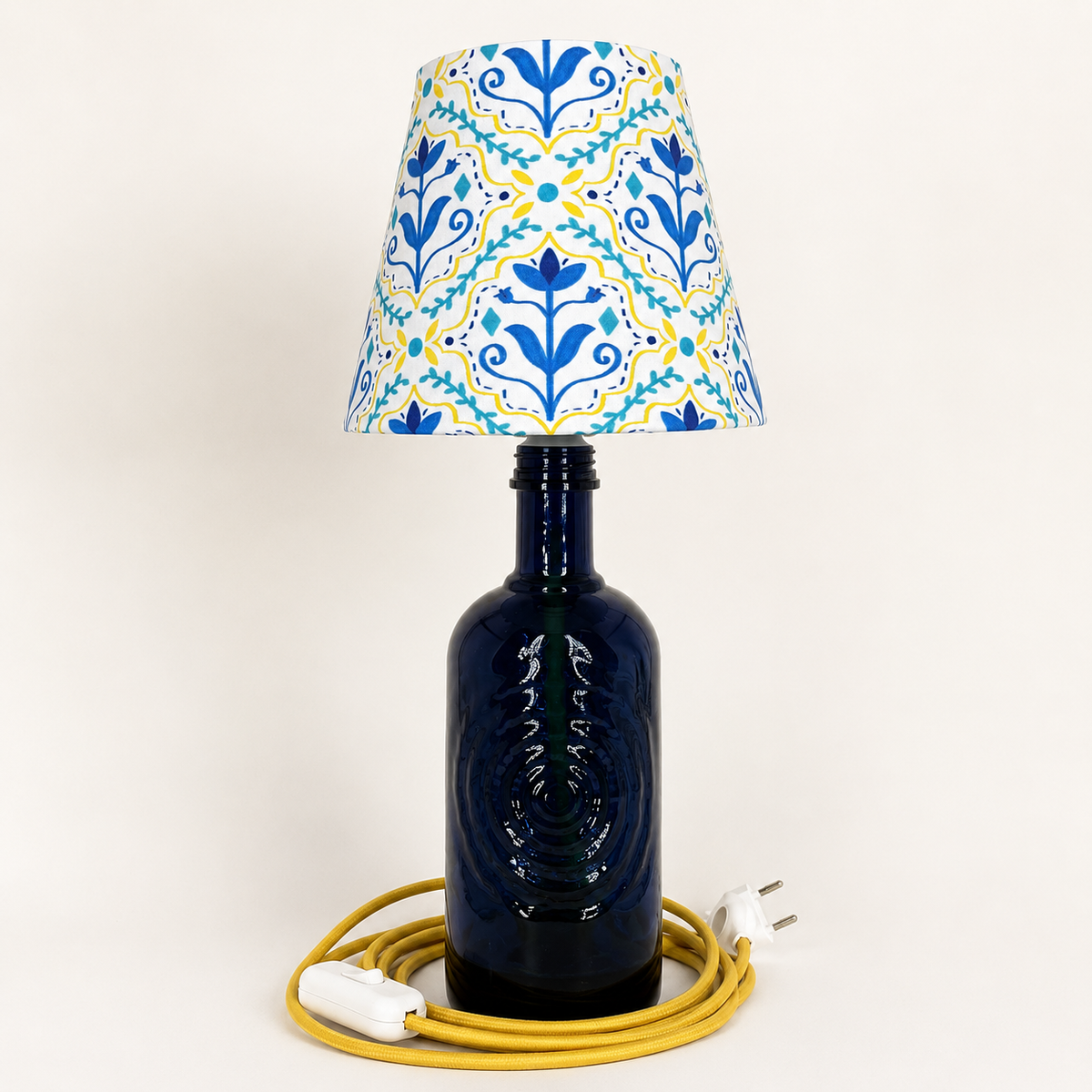 Flaschenlampe Absolut Voices mit blau-gelb gemustertem Lampenschirm