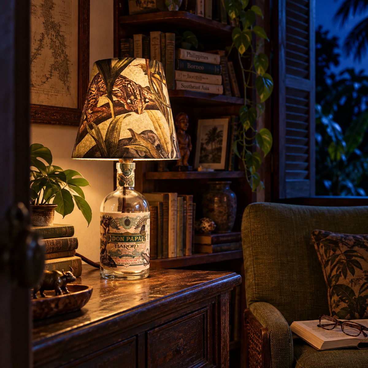 Don Papa Baroko Flaschenlampe eingeschaltet in einer tropisch inspirierten Bibliothek