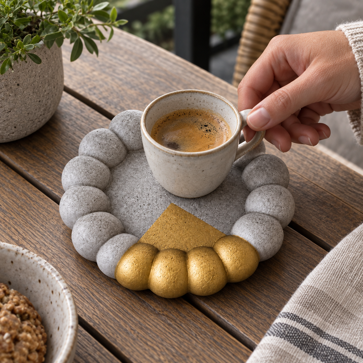 Beton-Untersetzer – Bubble groß – Goldsegment schmal – natürliche Nutzung als Ablage