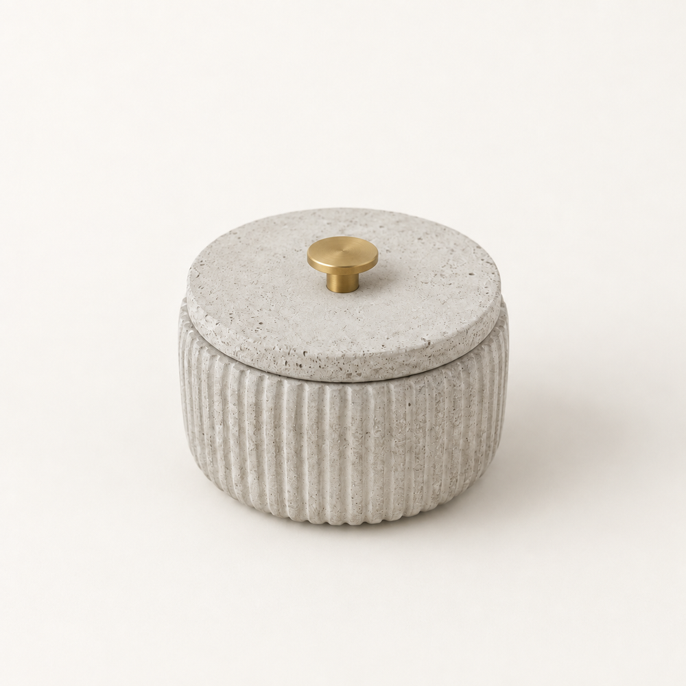 Gerillte Betondose mit Deckel und goldfarbenem Knopf – Designeria