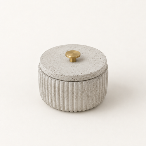 Gerillte Betondose mit Deckel und goldfarbenem Knopf – Designeria
