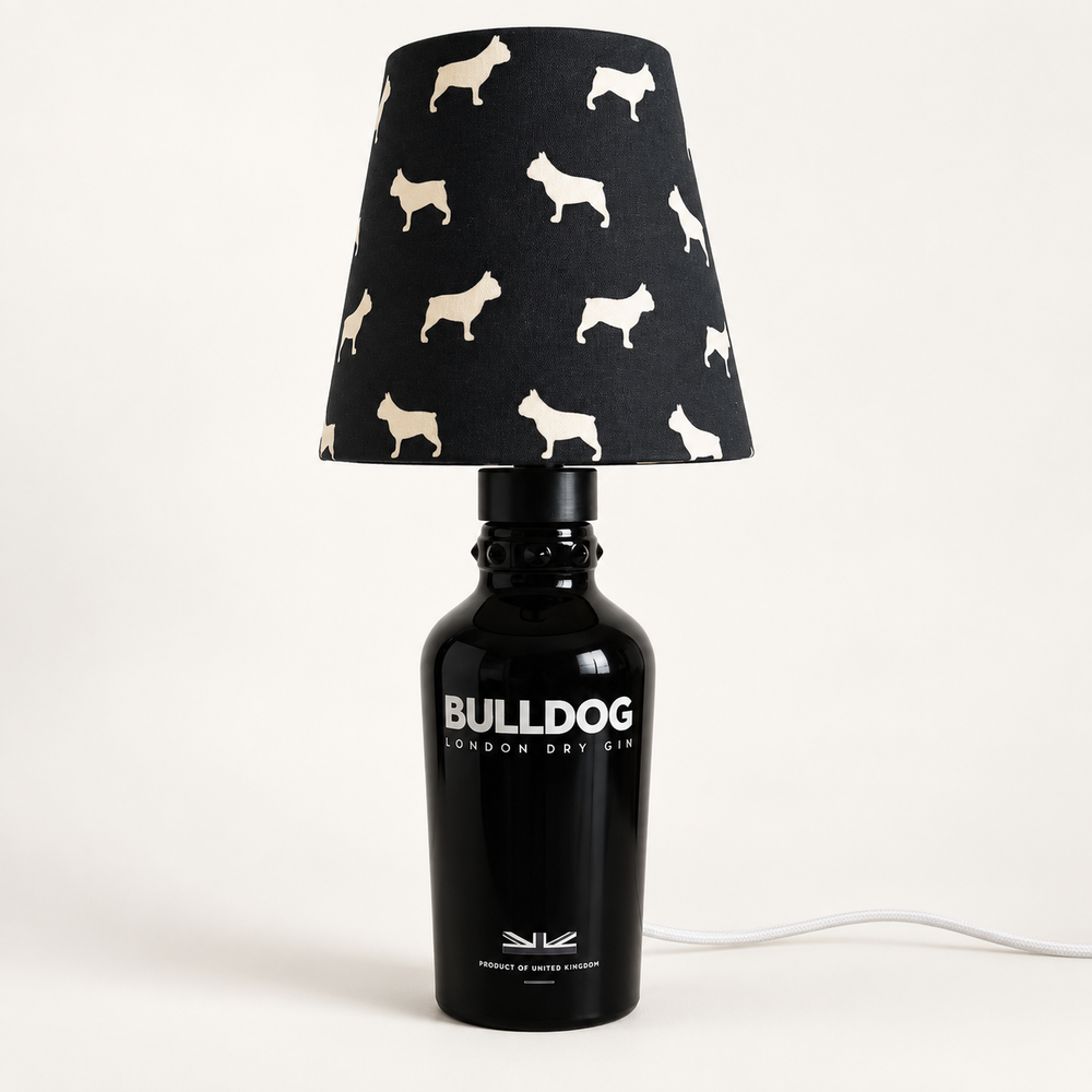 Bulldog London Dry Gin Flaschenlampe Größe S mit dunklem Bulldoggen-Stoffschirm und weißem Textilkabel, Produktfoto