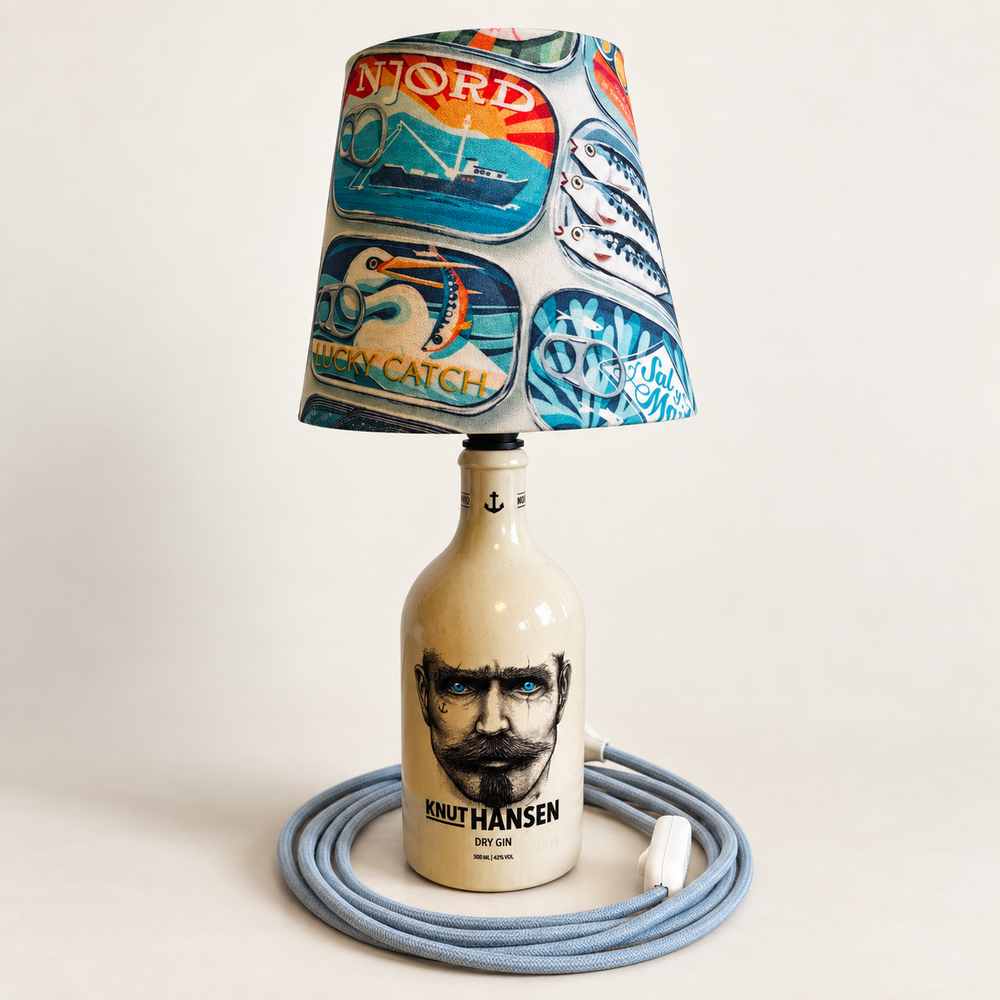 Knut Hansen Flaschenlampe Größe S mit maritimem Fischdosenschirm und hellblauem Textilkabel, Produktfoto
