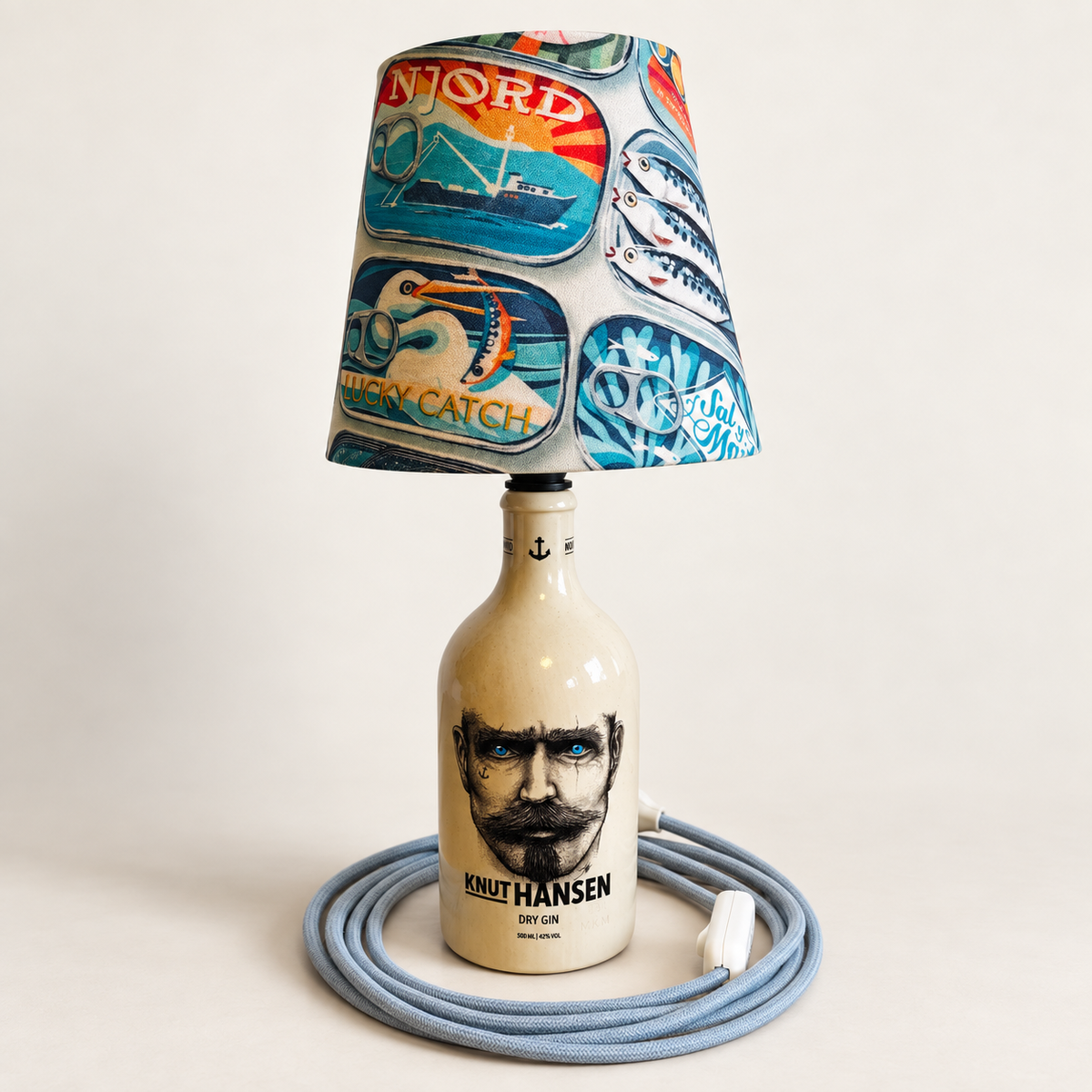 Knut Hansen Flaschenlampe Größe S mit maritimem Fischdosenschirm und hellblauem Textilkabel, Produktfoto