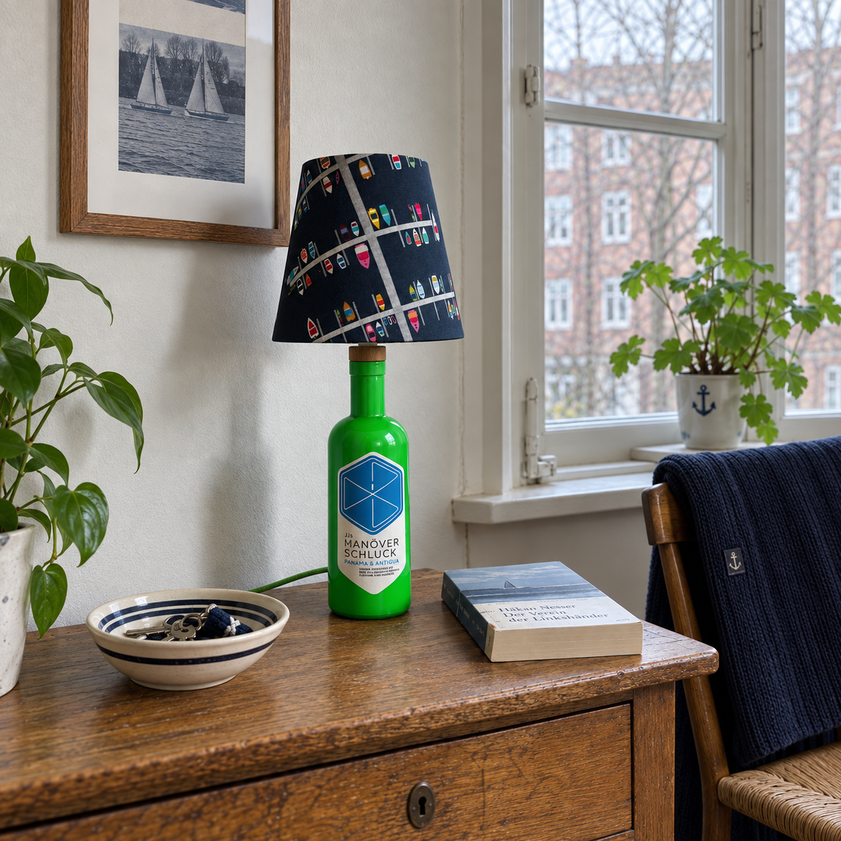 Grüne Manöverschluck Flaschenlampe bei Tageslicht auf einer Kommode in einer Hamburger Wohnung
