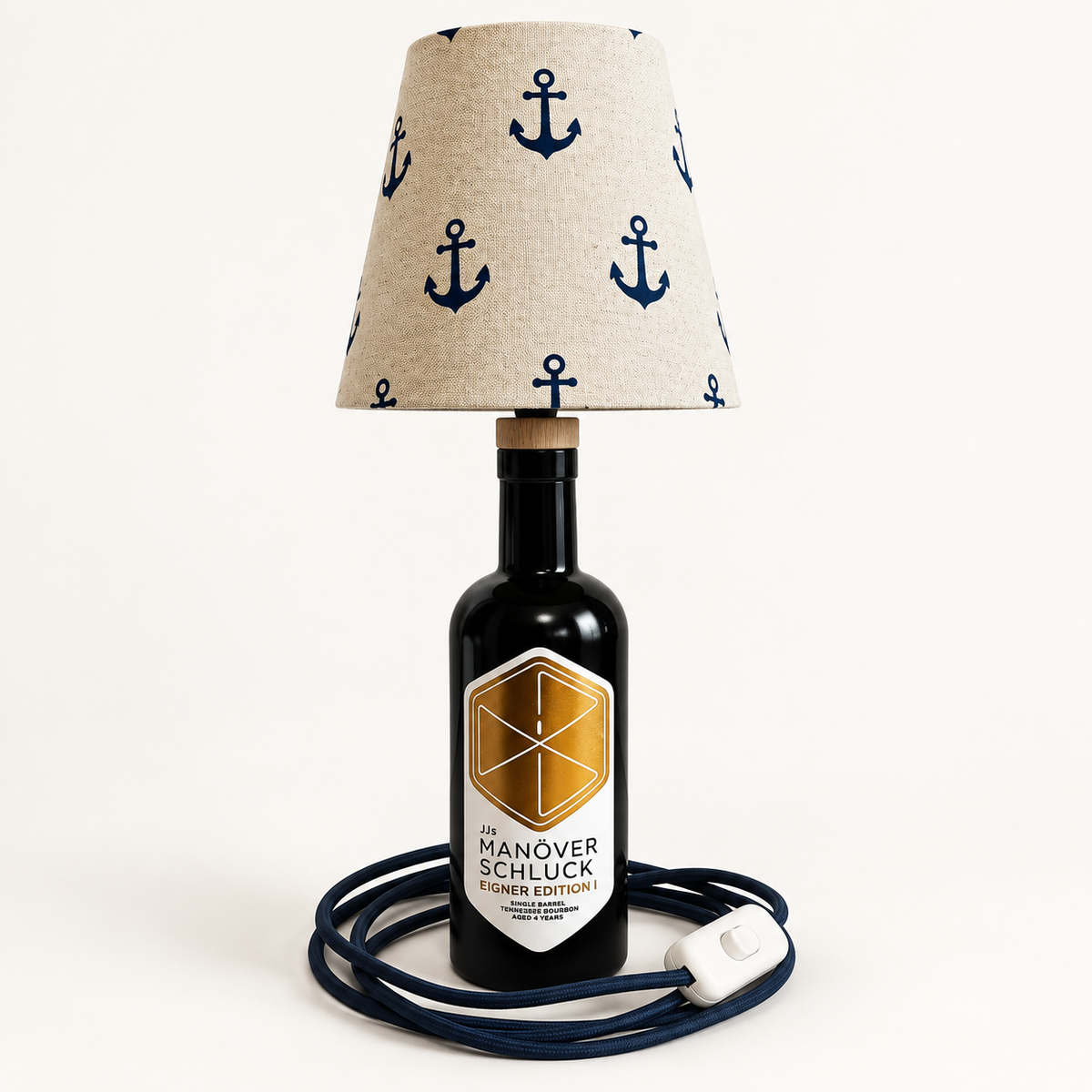 JJs Manöverschluck Eigner Edition I Flaschenlampe Größe S mit cremefarbenem Ankerschirm und dunkelblauem Textilkabel, Produktfoto