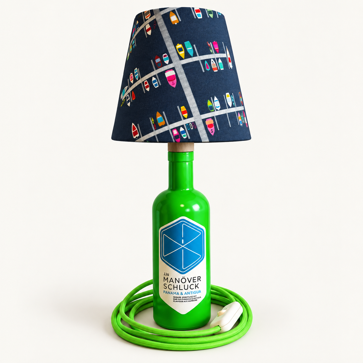 JJs Manöverschluck Panama & Antigua Flaschenlampe Größe S mit Yachthafenschirm und leuchtend grünem Textilkabel, Produktfoto