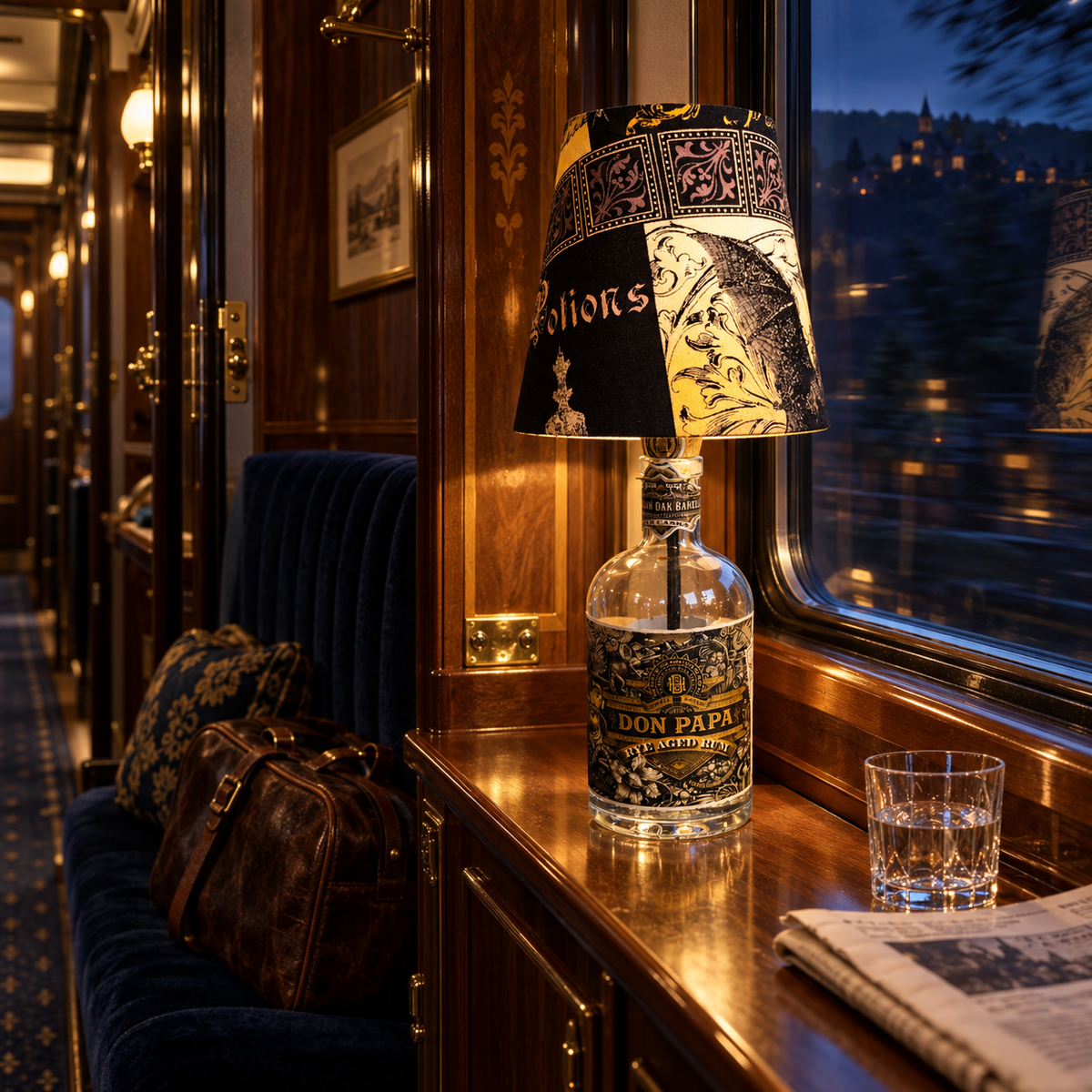 Don Papa Rye Aged Flaschenlampe eingeschaltet in einem historischen Zugabteil bei Nacht