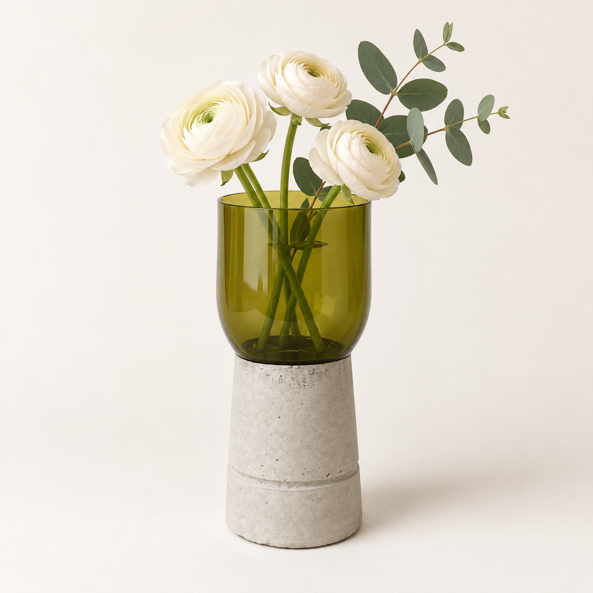 Glas-Beton-Vase – Olivgrün, konisch mit floralem Arrangement – Dekoration nicht im Lieferumfang