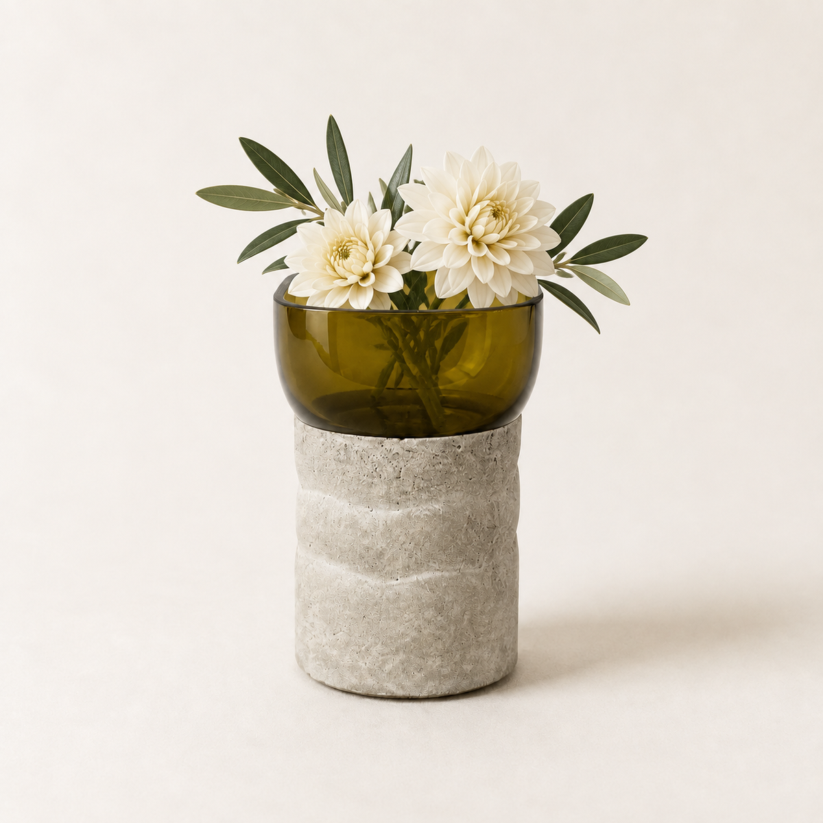Glas-Beton-Vase – Olivgrün, Schale mit floralem Arrangement – Dekoration nicht im Lieferumfang