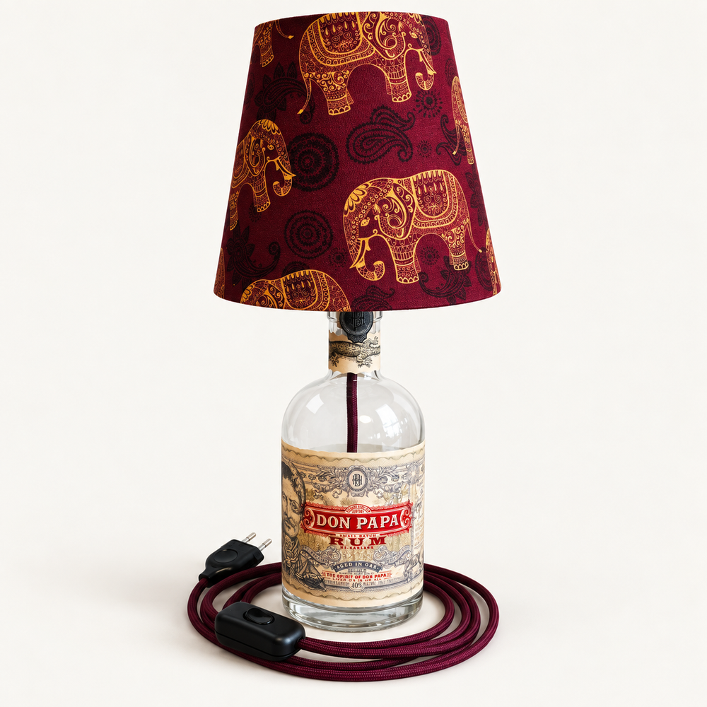Don Papa Rum Flaschenlampe Größe S mit bordeauxfarbenem Elefantenschirm und Textilkabel, Studioaufnahme