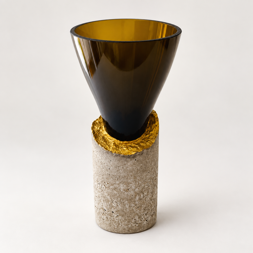 Glas-Beton-Vase aus Braunglas mit konischer Form und goldfarbenem Akzent