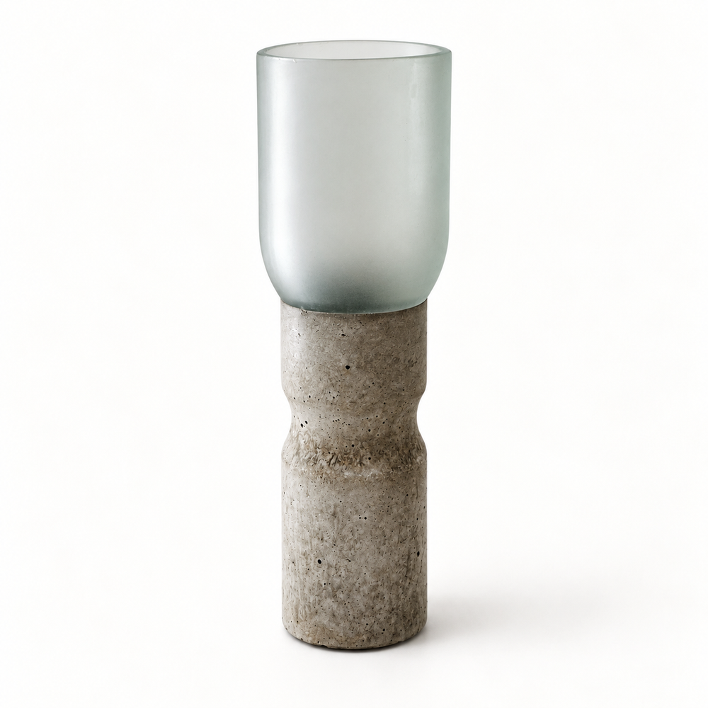 Glas-Beton-Vase aus satiniertem Frostglas mit tailliertem grauem Betonsockel