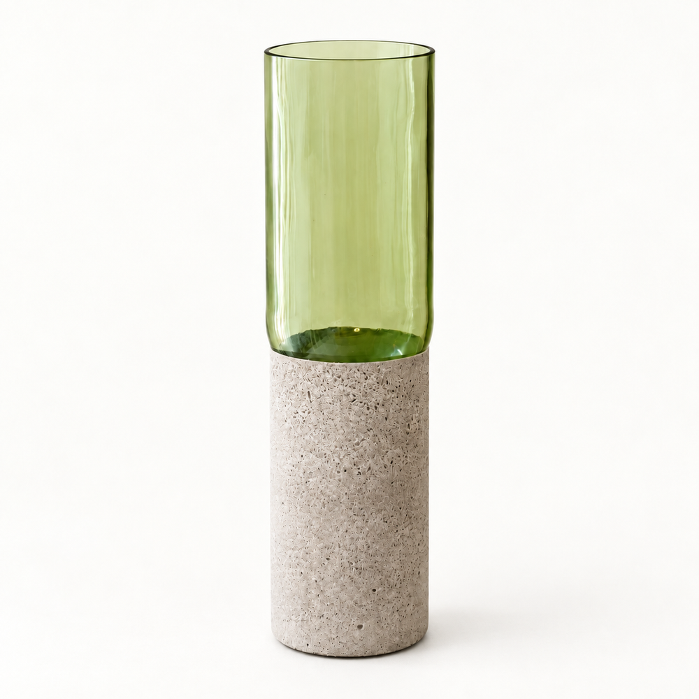 Hohe Glas-Beton-Vase aus hellgrünem Glas mit geradem grauem Betonsockel auf hellem Hintergrund