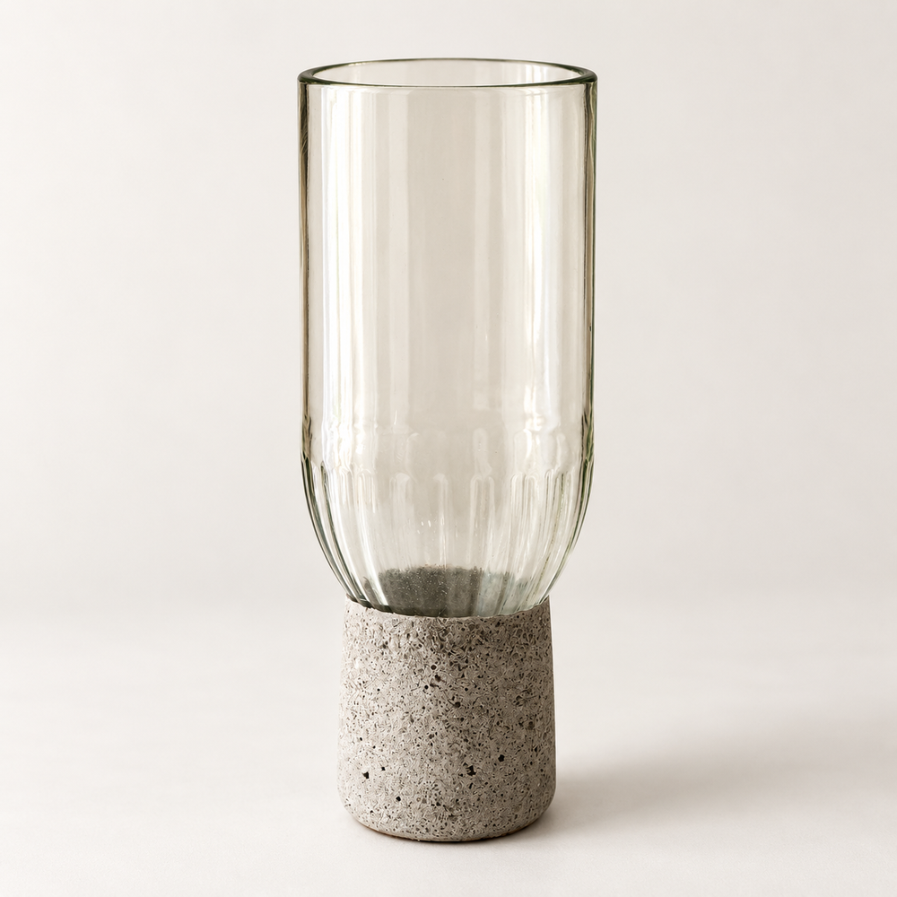 Hohe Glas-Beton-Vase aus Klarglas mit gerundetem Glasboden und grauem Betonsockel