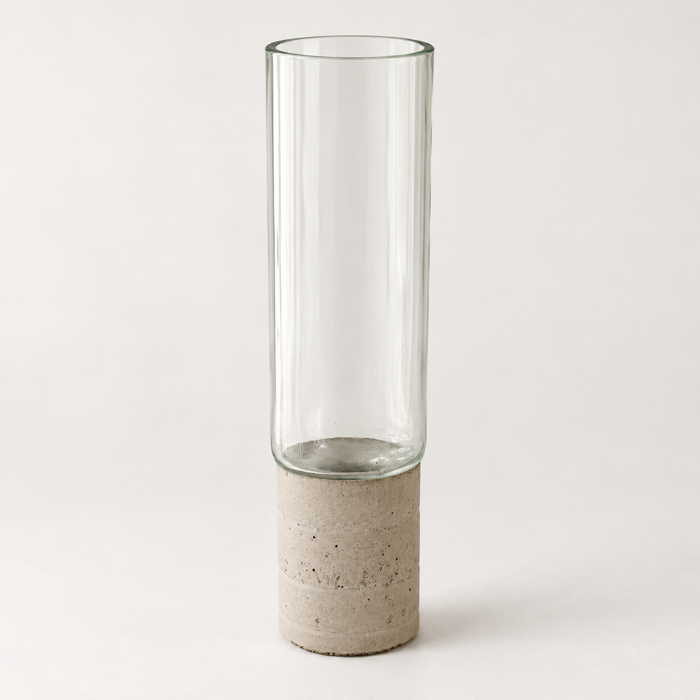 Hohe Glas-Beton-Vase aus Klarglas mit geradem grauem Betonsockel
