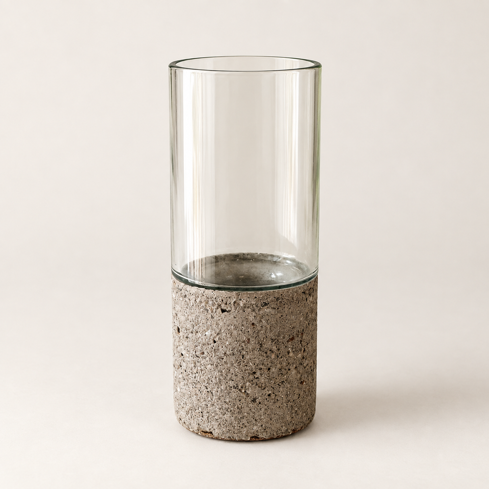 Kompakte Glas-Beton-Vase aus Klarglas mit hohem grauem Betonsockel