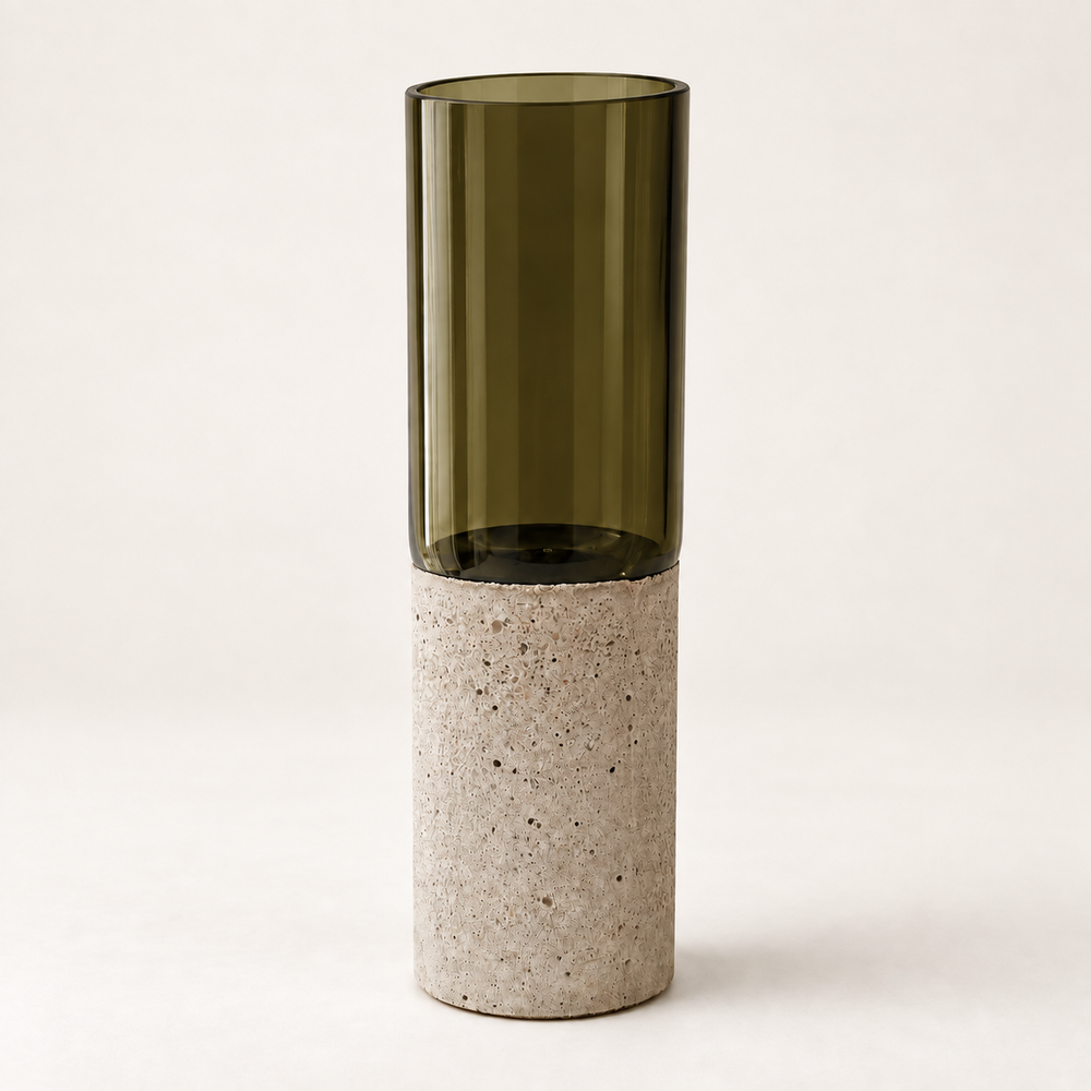 Hohe Glas-Beton-Vase aus olivgrünem Glas mit geradem grauem Betonsockel