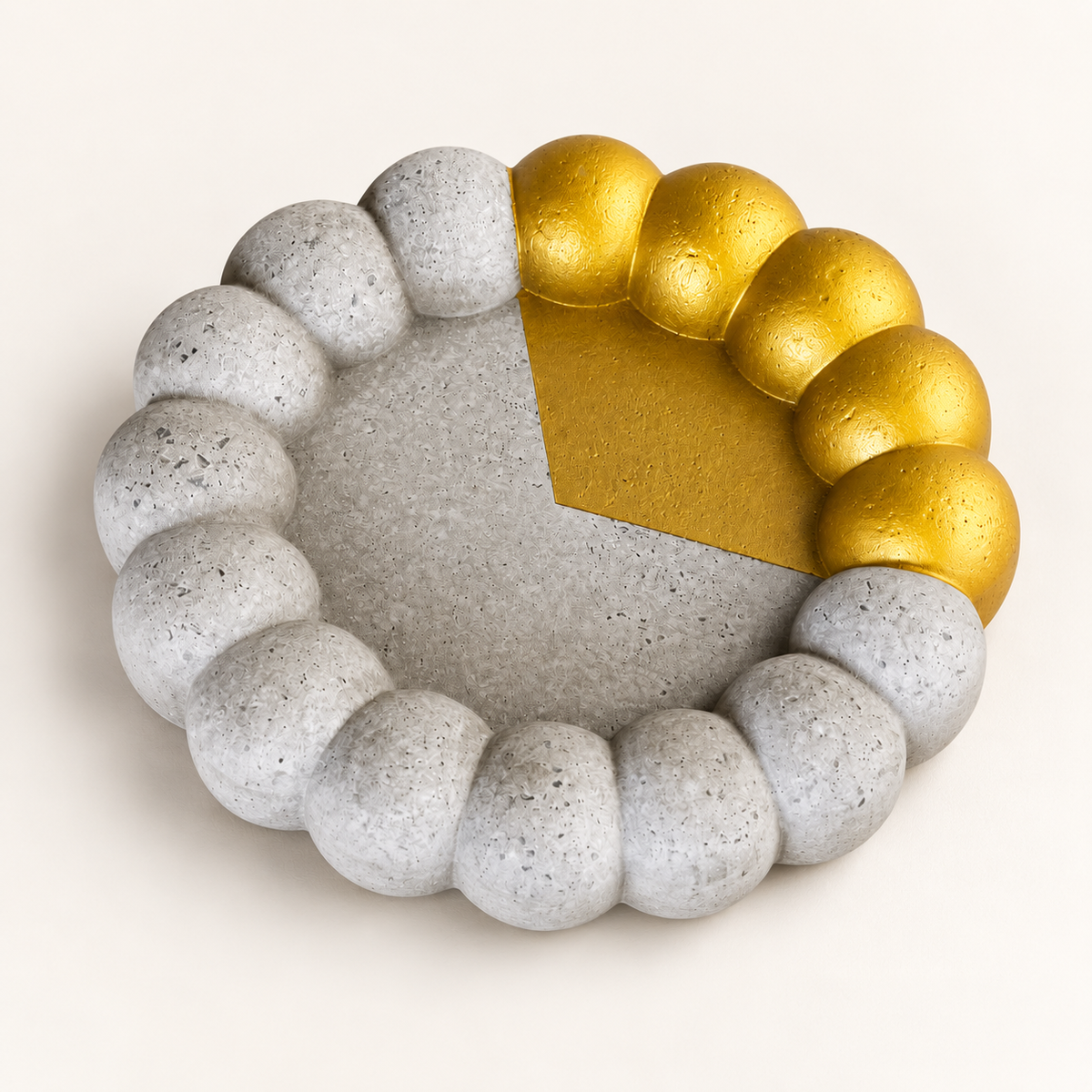 Beton-Untersetzer Rillen groß – Goldsegment breit – Schrägansicht