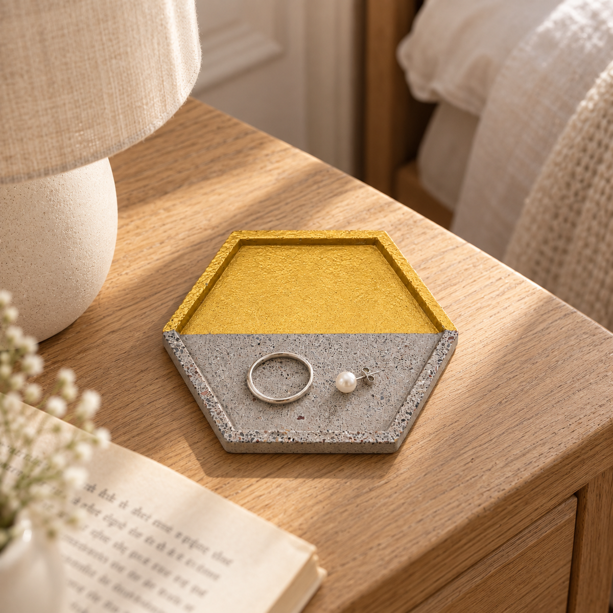 Beton-Untersetzer Hexagon halb goldfarben als Schmuckablage im Schlafzimmer